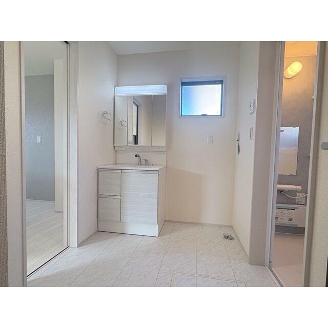 朝のお化粧から夜のスキンケアまで幅広く対応（3号棟）