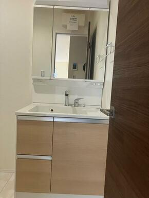 朝のお化粧から夜のスキンケアまで幅広く対応（2号棟）