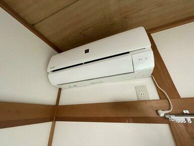 1階のお部屋と2階の和室にエアコンが設置されております！
