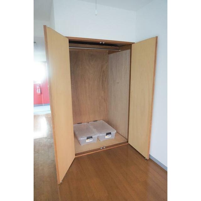 増えがちな荷物をスッキリ収納できる大きめクローゼットです♪