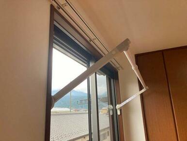 室内には雨の日や花粉の時期でも洗濯物を干せる設備ございます♪