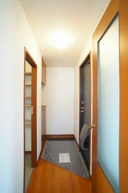 玄関ホールには下駄箱ございます♪