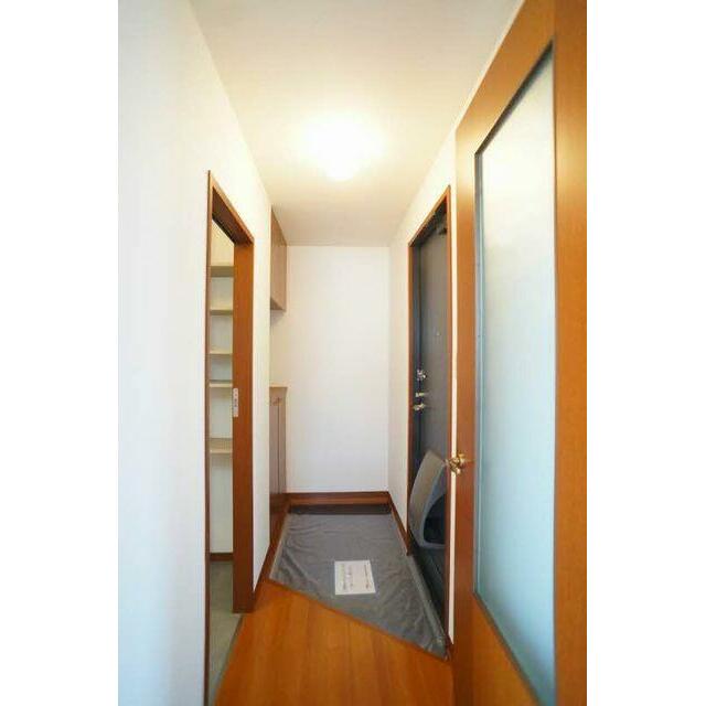 玄関ホールには下駄箱ございます♪