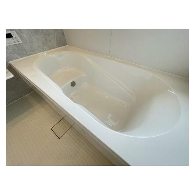 ゆったりと浸かれる1坪風呂を採用！1日の疲れを癒してくれる浴室は、窓のある開放的な空間