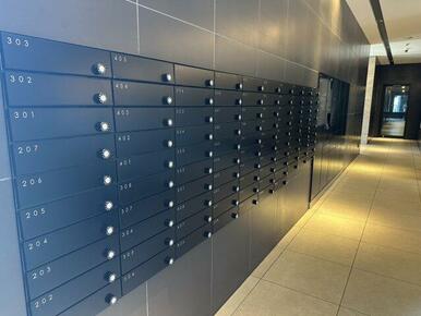 １階集合ポストです。宅配物の配達依頼や受取りなど可能です