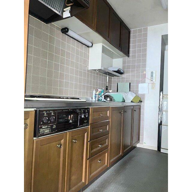 ウッド調のシステムキッチン