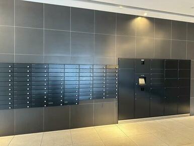 １階集合ポストです。宅配物の配達依頼や受取りなど可能です