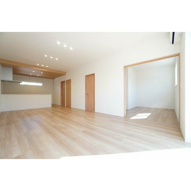 広々とした20帖リビング。天井が一段高くなっており、より開放的な空間に♪