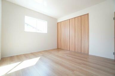 8帖洋室。大きめのクローゼットが特徴のお部屋です。