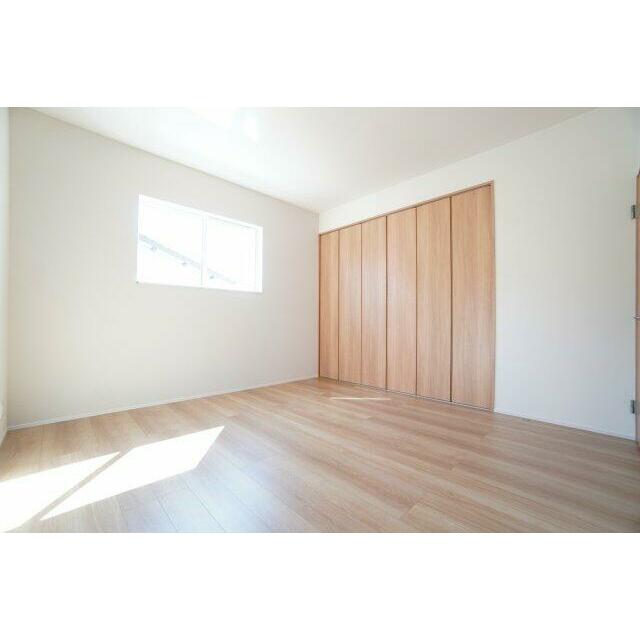 8帖洋室。大きめのクローゼットが特徴のお部屋です。