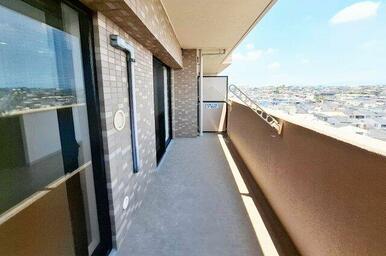 バルコニー：南東向きで陽当たり良好のバルコニー。朝の光が心地よく、洗濯物もよく乾きます。