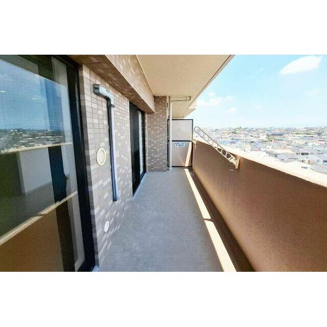 バルコニー：南東向きで陽当たり良好のバルコニー。朝の光が心地よく、洗濯物もよく乾きます。