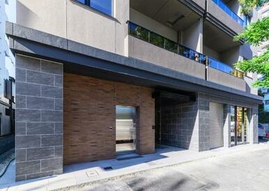 山手通りの沿いのスタイリッシュな外観