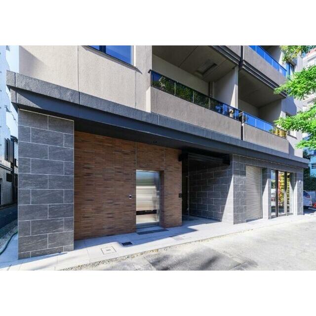 山手通りの沿いのスタイリッシュな外観