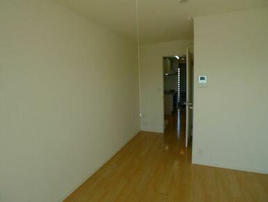 不在時の来訪者も確認できて安心な録画機能付きカラーモニターホンは、防犯効果が高く、安心・安全なシャ…