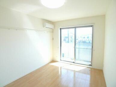 【洋室】洋室７．６帖☆エアコン付で暑い日も寒い日も快適に過ごせます♪