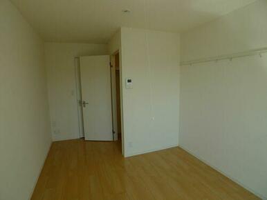 画鋲や釘を使わずにちょっとした物かけに便利な化粧幕板付き♪