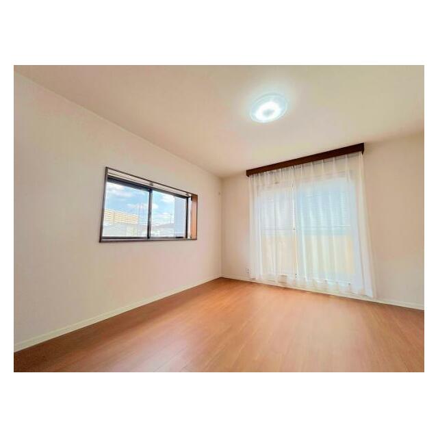 「3階東側洋室＿約7.6帖」2面採光により陽当たり良好です。