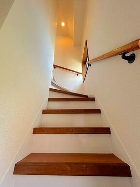 「階段」採光があり、陽当たり良好です。