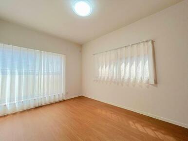 「3階西側洋室＿約6帖」2面採光により陽当たり良好です。