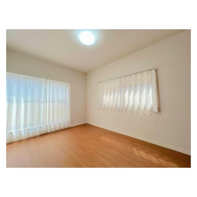 「3階西側洋室＿約6帖」2面採光により陽当たり良好です。