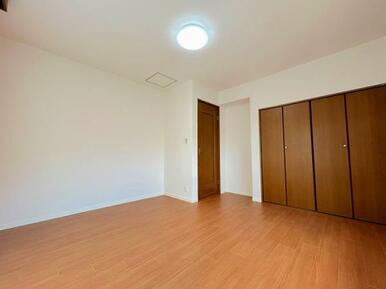 「3階東側洋室」約7.6状のお部屋です。