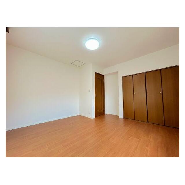 「3階東側洋室」約7.6状のお部屋です。