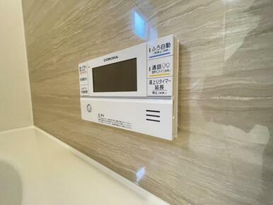 ボタンひとつでお湯張りや追い焚き、温度調整までしてくれる便利なオートバス機能付き！