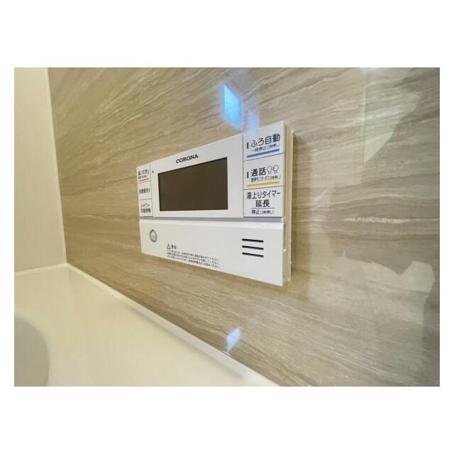 ボタンひとつでお湯張りや追い焚き、温度調整までしてくれる便利なオートバス機能付き！