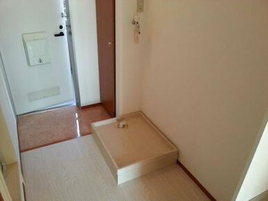 玄関の側には室内洗濯機置き場。