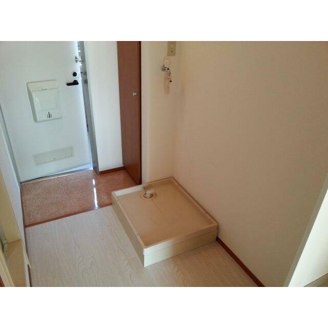 玄関の側には室内洗濯機置き場。