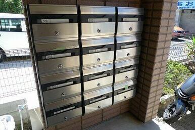 １階の集合ポストです。