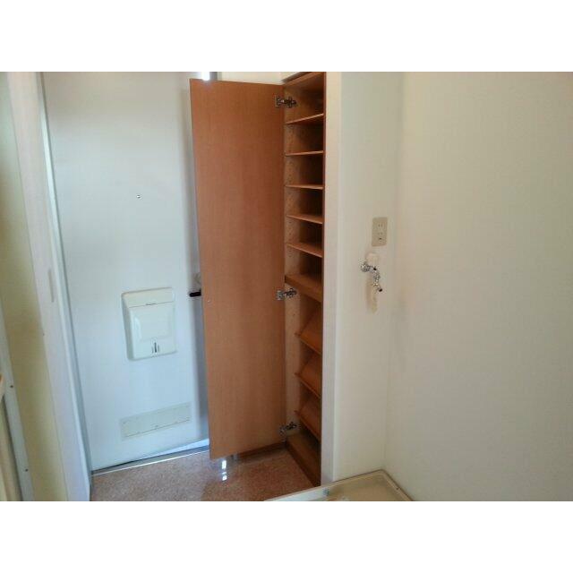 玄関脇のシューズボックス。