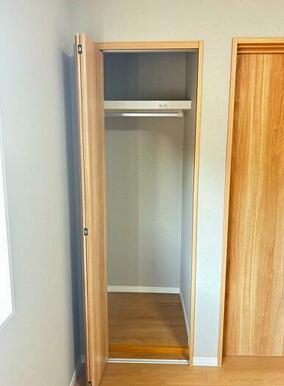 「2F北側洋室」クローゼットがございます。