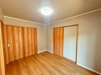 「2F北側洋室」約6帖のお部屋です。