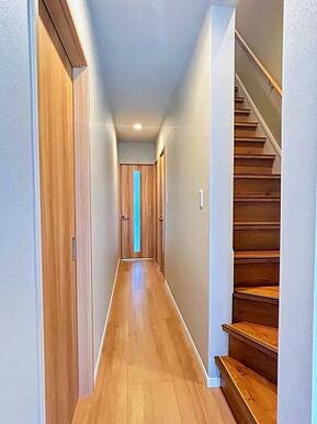 「廊下」玄関から廊下を見渡したお写真です。