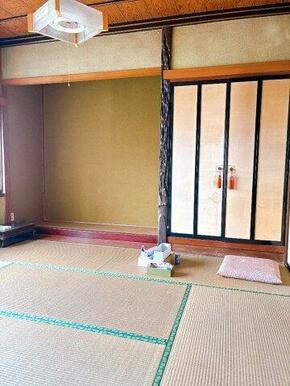 1階6帖和室。仏間・床の間があります。