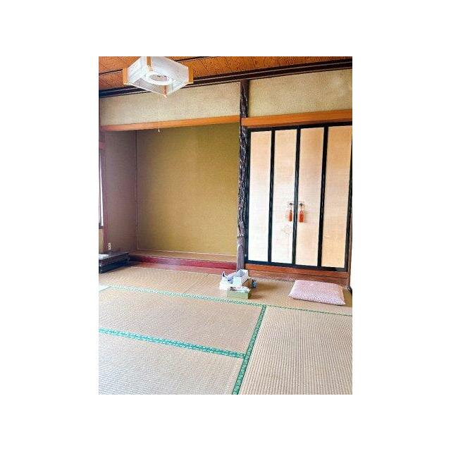 1階6帖和室。仏間・床の間があります。