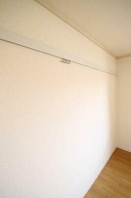 【東側洋室】壁にはハンガーフックがありますので、普段着る服などをかけることができます。