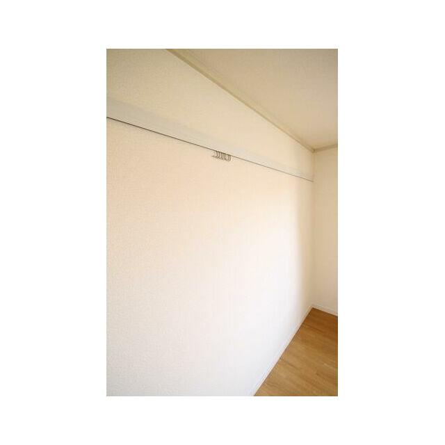 【東側洋室】壁にはハンガーフックがありますので、普段着る服などをかけることができます。