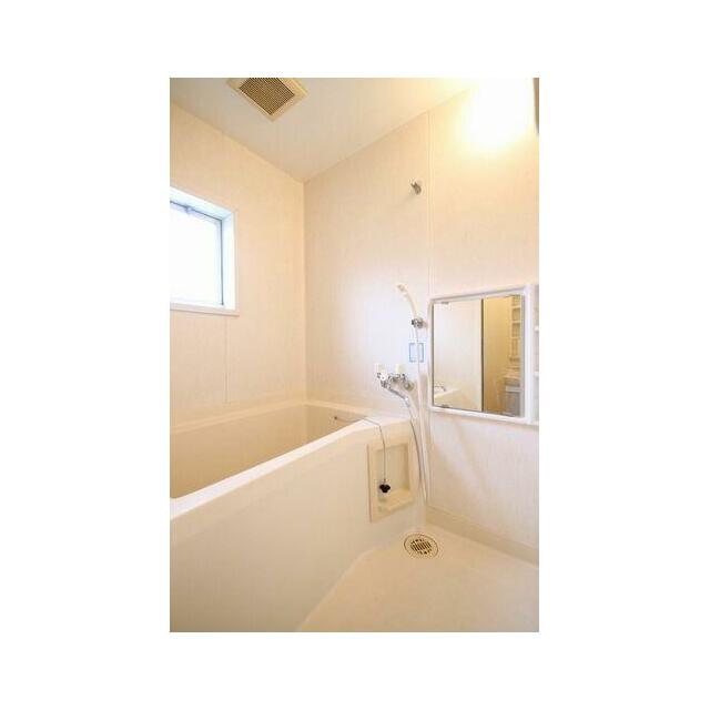 【お風呂】小窓付きのお風呂なので、暗くなりがちな空間も光が入る仕様となっております。