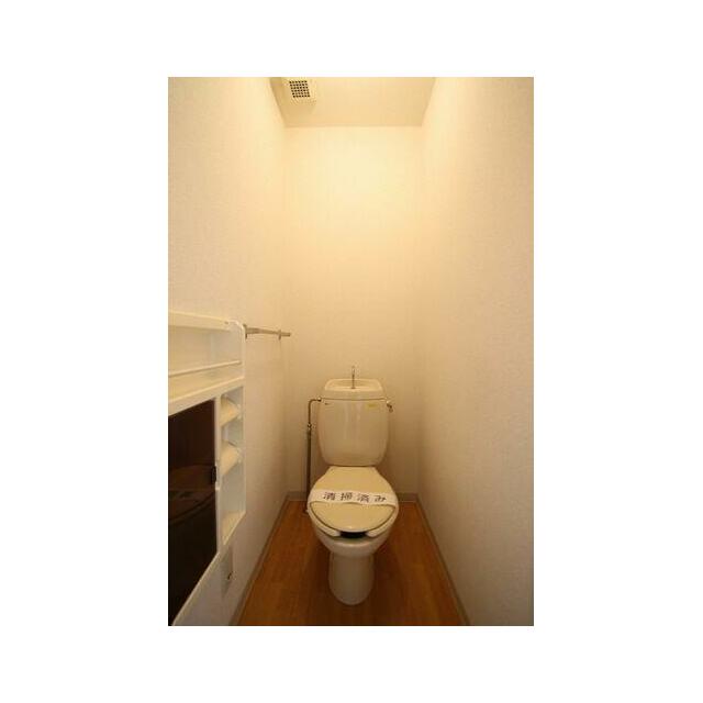 【トイレ】小物収納付きのペーパーホルダーがあり、多目的にご利用頂けます。