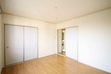 【東側洋室】６．４帖と十分な広さのお部屋となっております。寝室に適したお部屋です。