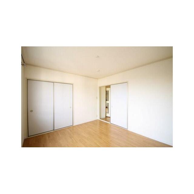 【東側洋室】６．４帖と十分な広さのお部屋となっております。寝室に適したお部屋です。