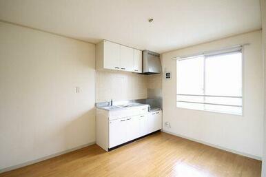 【ＤＫ】北側に位置しておりますが、大きめの窓がありますので光が入りやすいお部屋です。