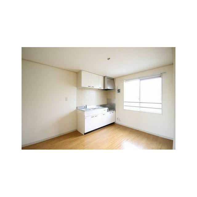 【ＤＫ】北側に位置しておりますが、大きめの窓がありますので光が入りやすいお部屋です。