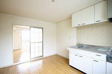 【ＤＫ】西側洋室とはガラス戸で続いておりますので、閉めても光が通る間取りとなっております。