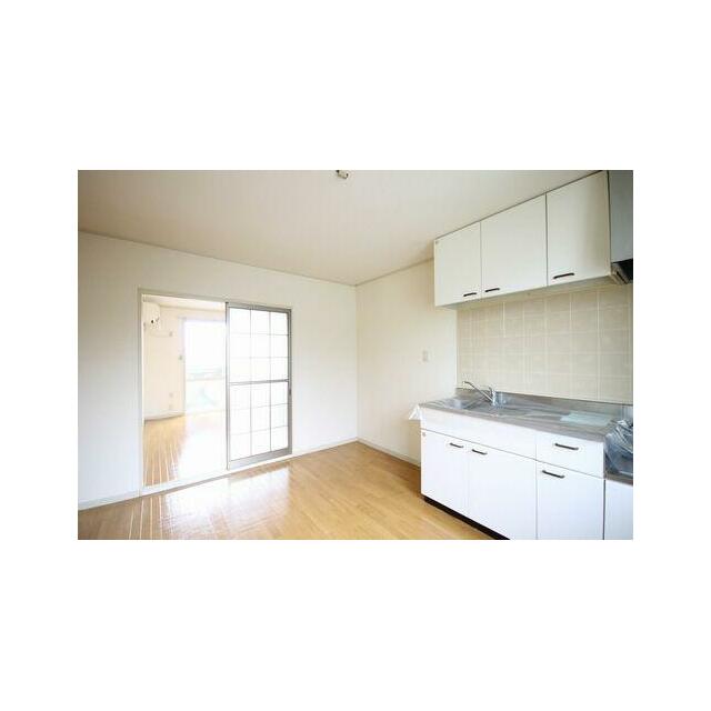 【ＤＫ】西側洋室とはガラス戸で続いておりますので、閉めても光が通る間取りとなっております。