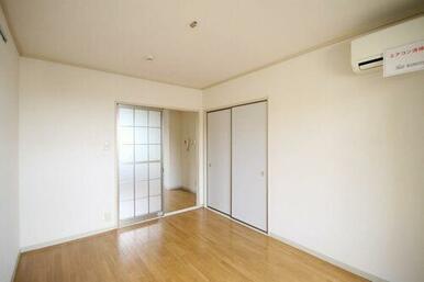 【西側洋室】ＤＫとはガラス戸で続いておりますので、閉めても光が通る間取りとなっております。