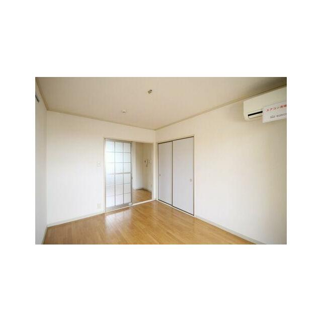 【西側洋室】ＤＫとはガラス戸で続いておりますので、閉めても光が通る間取りとなっております。